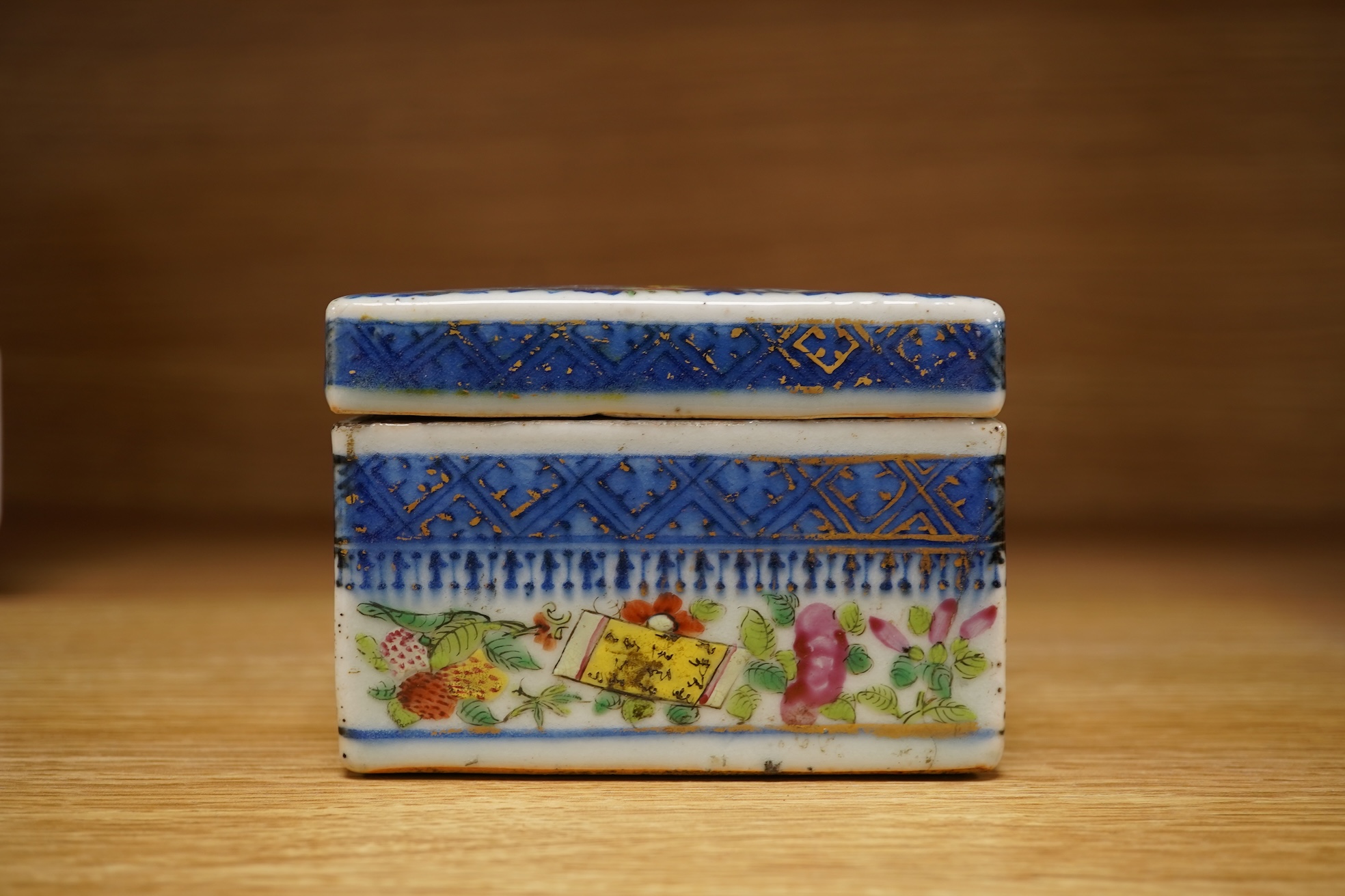 A Chinese Fitzhugh pattern twin pen box, first half 19th century, 19cm wide